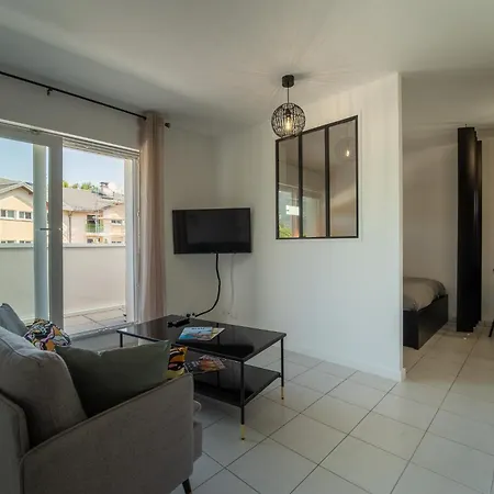 En Bord De Apartment *